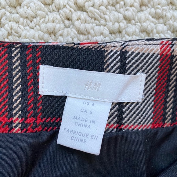 H and M plaid mini skirt - Picture 2 of 2